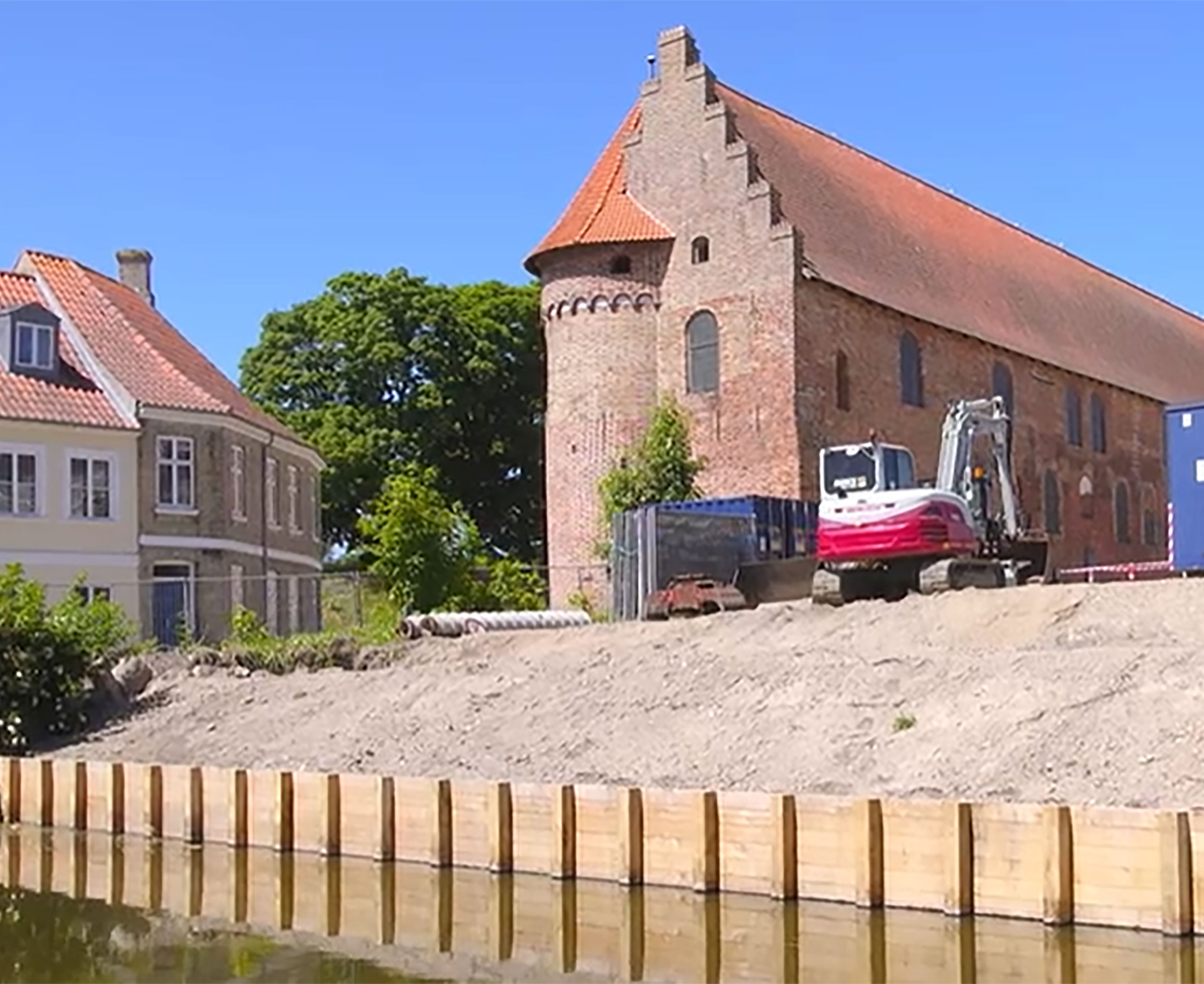 Den nye brink rundt om voldanlægget med slottet i baggrunden
