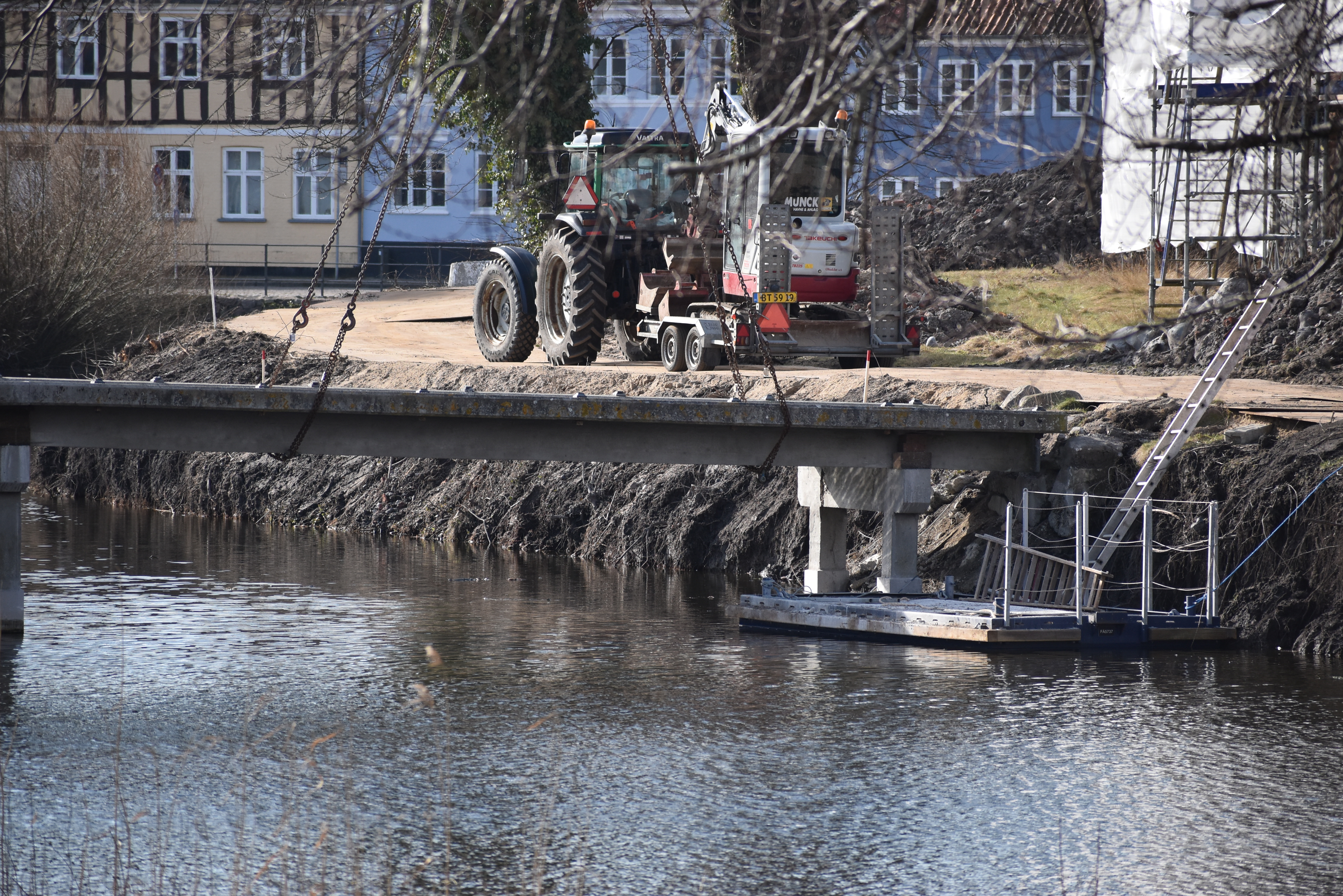 Brostykke fra voldgraven fjernes