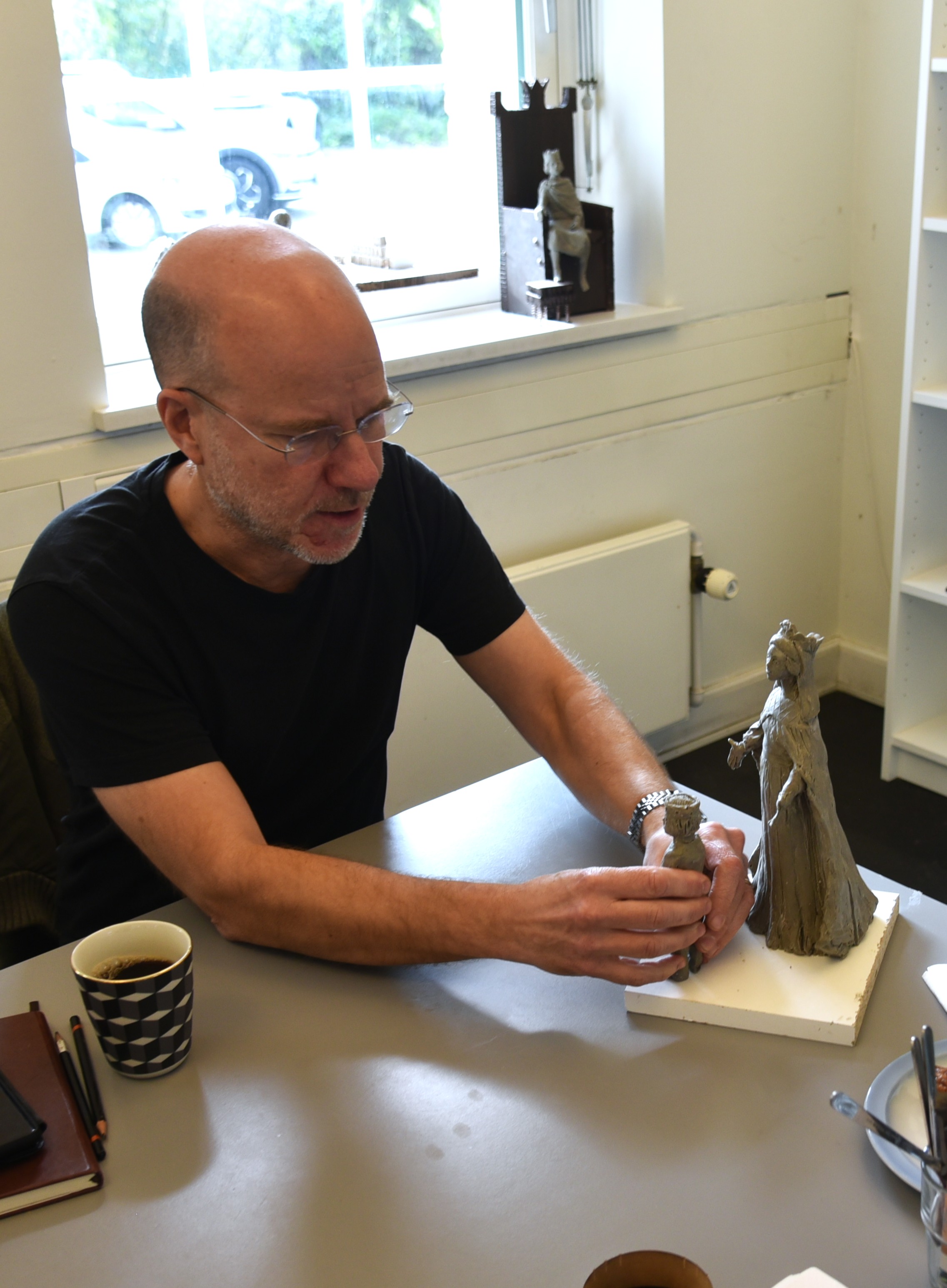 Svensk skulptør Oscar Nilsson der arbejder på sine lerfigurer